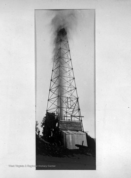 Oil derrick shooting oil likely near Shinnston, W. Va.