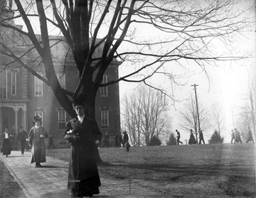 Students walking to class in Woodburn Circle area in front of Woodburn Hall, West Virginia University, Morgantown, W. Va.