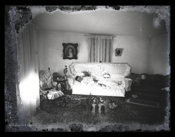 Ruea May Gribble (b. 02/09/1884; d. 04/25/1911) lays in an open casket. 