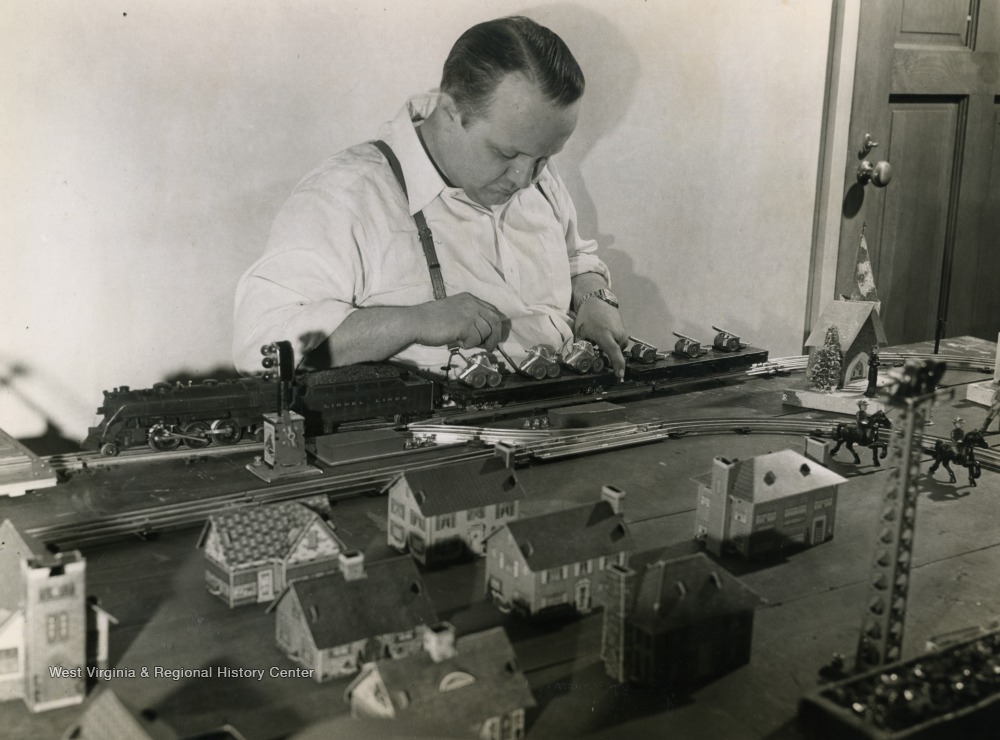 Bill Griffiths of Singing Millmen, Making Miniature Military Equipment ...