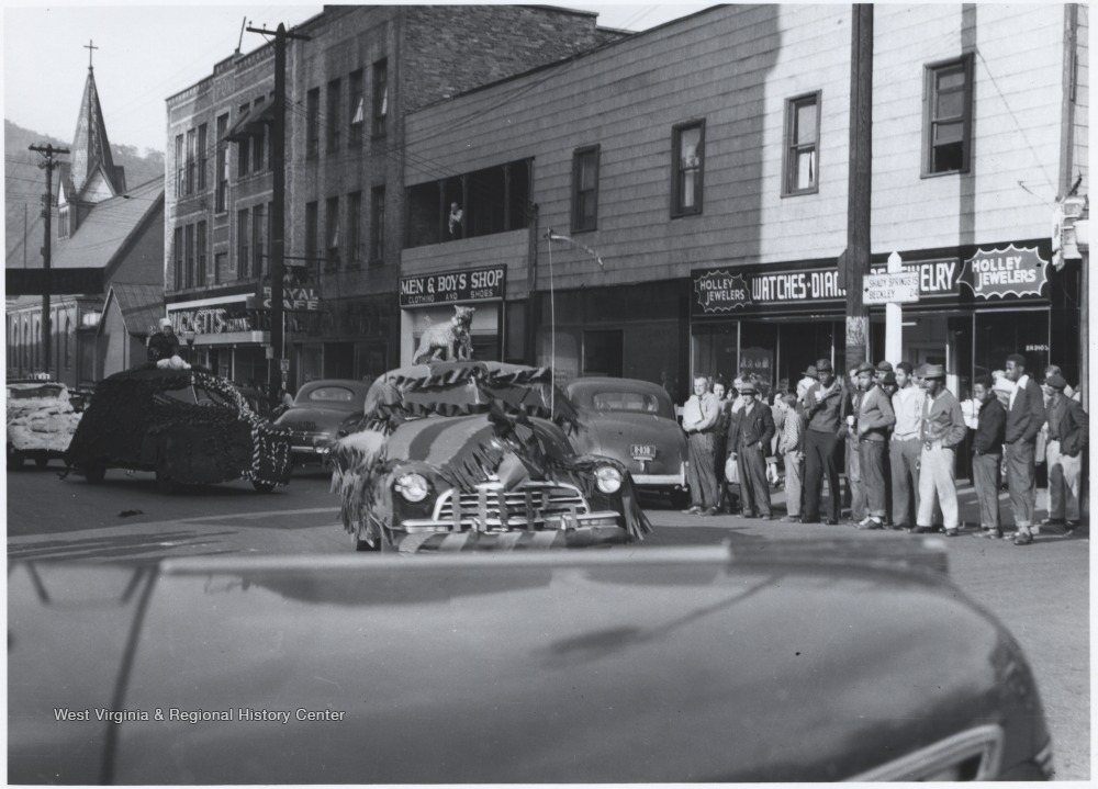 Parade Floats Participate In The Army Day Parade Hinton W Va West Virginia History Onview 