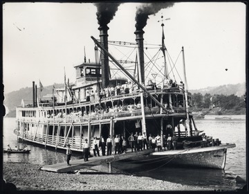 Steam packet "Joe Fowler" on the shore of the Ohio River with passengers posing for their portrait.