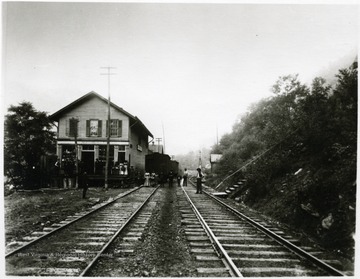 Mine store of the New River Coal Co. at Caperton, W. Va. Gen. Caperton is on the far left on the porch.