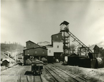 Mine buildings and filled coal cars.
