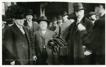 Samuel Gompers (center) standing with other labor union representatives.