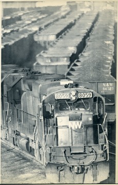 'A coal train snakes around the front of waiting coal cars at the rail yards near downtown Norton Virginia, Friday. Despite the UMW coal miner strike, non union mines in the south West Virginia area continued operation Friday without any interference. (AP Laserphoto) (sh61900stf-sh)81 SLUG:VIRGINIA MINES.'