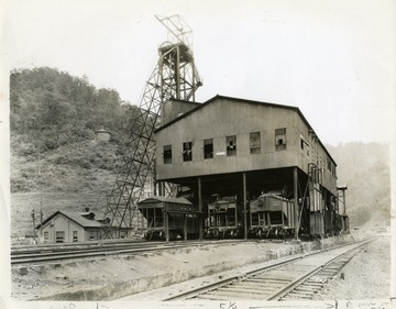 A close-up view of a modern Coal Tipple at Penman, W. Va. 