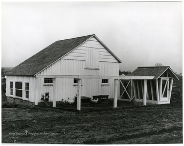 'Barn, corn crib, and chickens belonging to Mr. Hardin, a resettlement homesteader on Arthurdale project.'