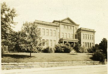 Exterior of the W. R. White School in Fairmont.