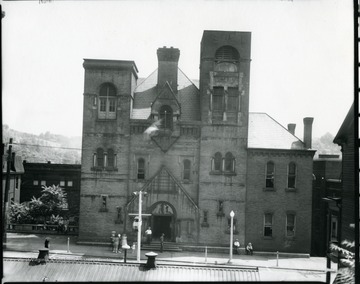 A few people stand in front of the Courthouse in Taylor County.