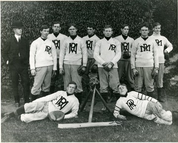 Group photo of the Rippon baseball team standing in front of an ivy wall.