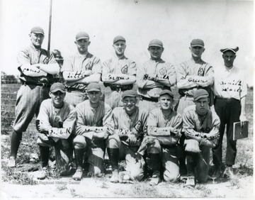 Group portrait of a men's baseball team.