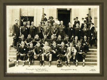 Men volunteering for service during World War I.<br />