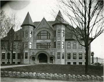 Central Grade School at Spruce and Walnut Streets.