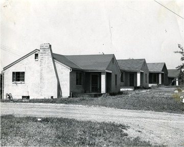 View of houses with the same build all in a row.