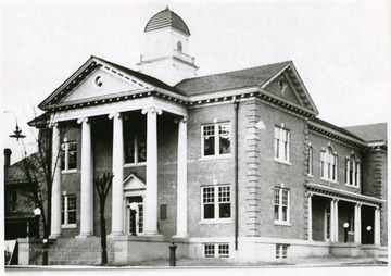 This court house was built to replace the one destroyed by a fire April 17th, 1924. 