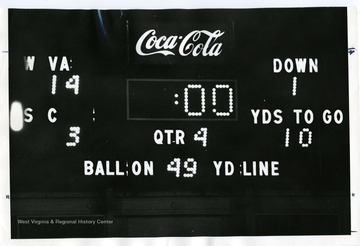 Peach Bowl scoreboard shows that West Virginia beat University of South Carolina by a score of 14-3.