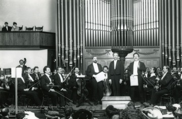 Richard Strauss, center.