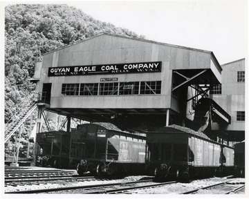 Image from the collection of the Chesapeake and Ohio Historical Society. 'Negative #CSPR-3422; general view of Guyan Eagle Coal Co. Guyan #5 mine tipple, with C/O hoppers under in Kelly, W. Va.'