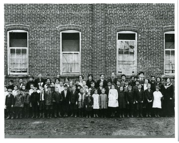 Back Row, far right, last two people are Beatrice Straley and Aubrey Law.'