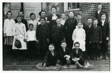 'Teacher, Audrey Law. Back Row: Oneda Sommerville; Avery Watson; Lucille Cox; Gertrude Hall; Aubrey Law, unidentified; Everett Spencer; Fields Tharp; Ford Eddy; Earl Cantwell; Bob Burns.  2nd Row:Elizabeth Sommerville, Hubert Sommerville, Bertha Hall, Vane Bee; Lessie Ward; Trendon Tharp.  Front Row: Earl Smith; Bush Swisher; Ray Smith.'  