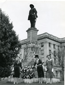 Friday, Sept.30, 1960 Daughters of the Confederacy Convention. Women are placing wreath on Jackson monument.