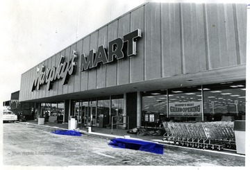 A store front of supermarket 'Murphy's Mart'.