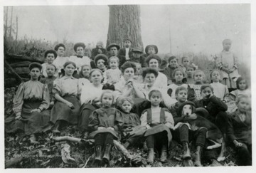 First Row: Gladys Barnhart, Mary Cordray, Jessie Core, Jesse Fox, Bill Core, Wyland Tucker. Second Row: Mldred Barhart, Winnie Cordray, Alta Riley, Lenna Core, Blanch Cole, Rose Core, Virginia Sanders. Third Row: Izara Huffman, Emma Henderson, Loria Huffman, unknown, June Houston (teacher), Mamie Cordray, Nora Henderson. Forth Row: Cora Henderson, Mamie Cole, Grace Ramsey. Fifth Row: Cecil Riley, Abbie Sanders, Ralph Berry, Ed Riley, Lorentz Berry, Earl Core, Bart Core, Eldon Tucker.