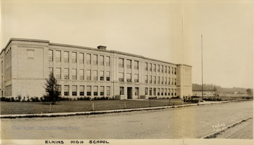 Note the Studebaker (Automobile) Plant next to the school.