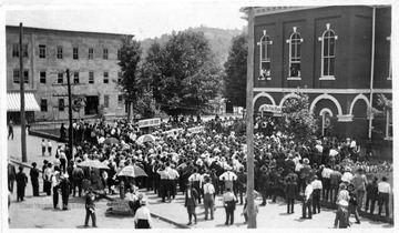 A crowd gathers in downtown Sutton for Candidate Kidd.