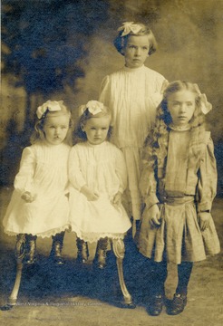 Children of Dow Knapp, Fannie Summers' brother. Left to Right: twins Esta Leina and Elsie Lula, Greta May, and Lura Marie