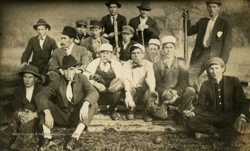 Postcard photograph, none of the members of the team are identified.