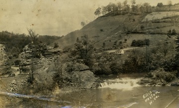 The Little Kanawha River flows next to US Route 19.