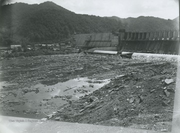 View of the dam's construction site. 
