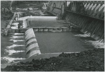 Aerial view of the dam under construction.