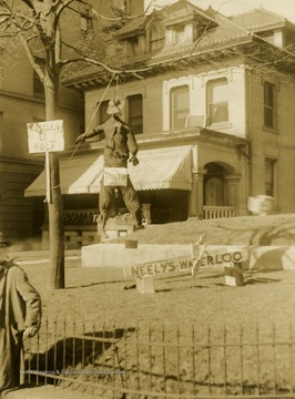 Dummy hangs from a tree with signs reading "Russian D. Holt" and "Traitor".