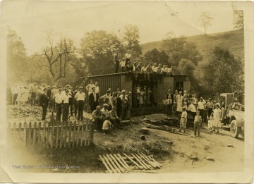 A large crowd of sightseers pose at a garage where two women and three children were murdered by Harry Powers. Powers was convicted and executed for the killings.