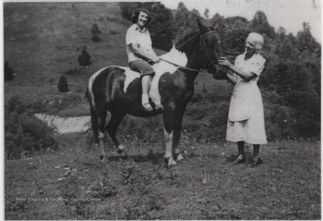 Enna Shumate and Isleta Shumate pose with the family horse. 