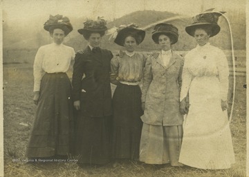 Minnie Sparks, Osie Grose, Hulda Todd, Naomi Grose, and Willie Fritz Waler are pictured. 