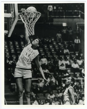 Georgeann Wells played for West Virginia University from 1982 to 1986. In 1984 she became the first American woman to dunk a basketball during a collegiate game. 