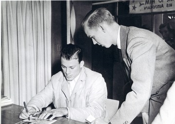 Rene Henry (R) conducts his first interview with All-American and Hall of Fame football player Charlie Justice at a shopping mall in Norfolk, Va.