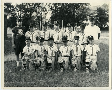 Photo of the Kiwanis Little League baseball team.
