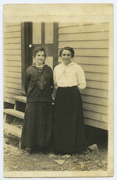 Elizabeth "Betty" Hatfield Caldwell (L) with her sister Rosa (R).
